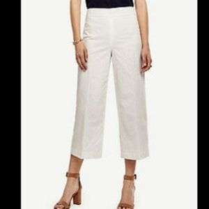 Express Mid-Rise Women's Cropped Capri Pant - Size 2 (EUC) Like New